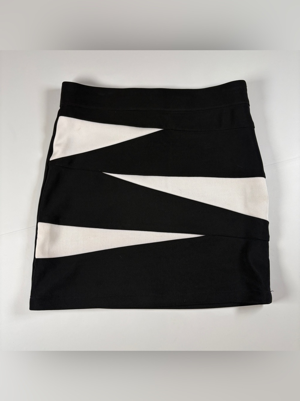Forever 21 Medium Black White Geometric Colorblock Knit Bandage Mini Skirt Y2K.